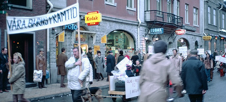 Demonstration i Nyköping, "Våra barns framtid", ca 1974. Foto: Harald Andersson.
