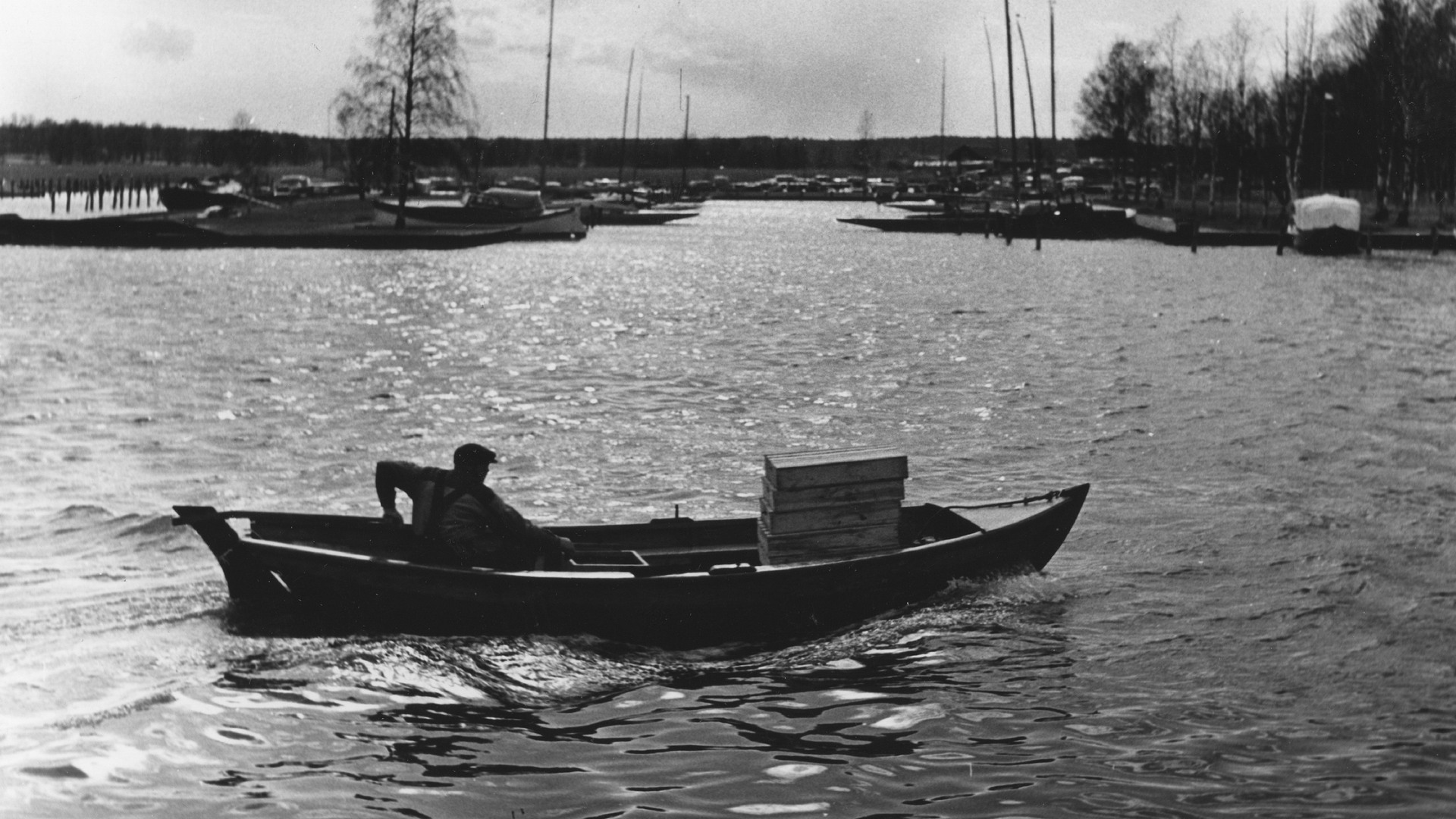 En man som fraktar fisk i en liten båt