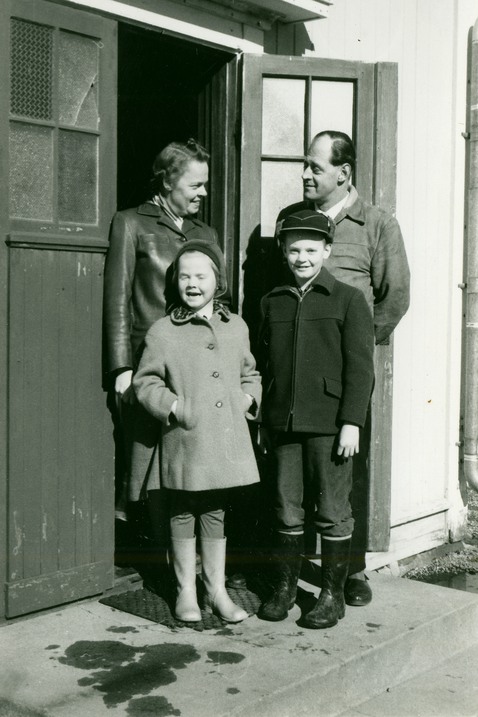 Karl Johan och Ruth med sina två barn.