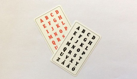 två kort med alfabetet som Bertil brukade ha i sin plånbok som extra stöd för att komma ihåg alfabetet