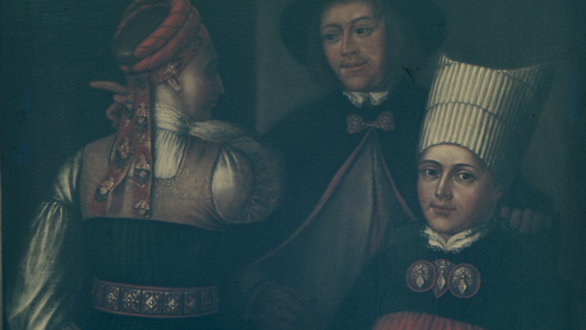 Oljemålning på två kvinnor och en man klädd i Vingåkersdräkt