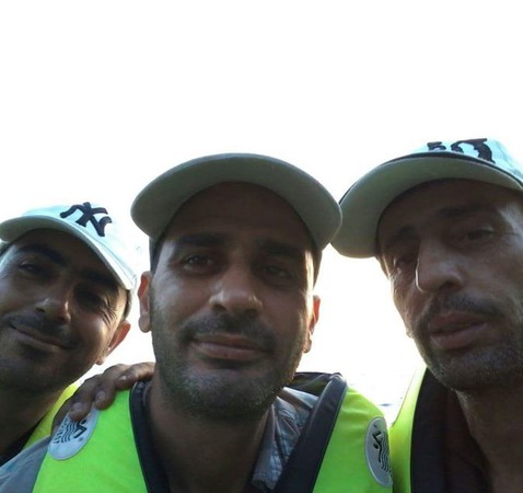 Tre män på flyktingbåten mellan Libyen och Grekland.
