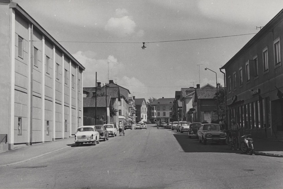 En gata i Flen, till vänster syns GB-glassfabriken.