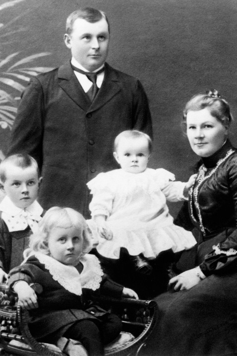 Familjeporträtt av familjen Ahlstrand 1904.