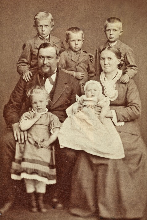 Familjeporträtt Anders Petter och Mathilda Andersson. 