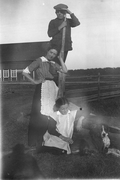 Stav 1915. Maj-Sofie sitter ner, Folke Ahlstrand står på staketet.