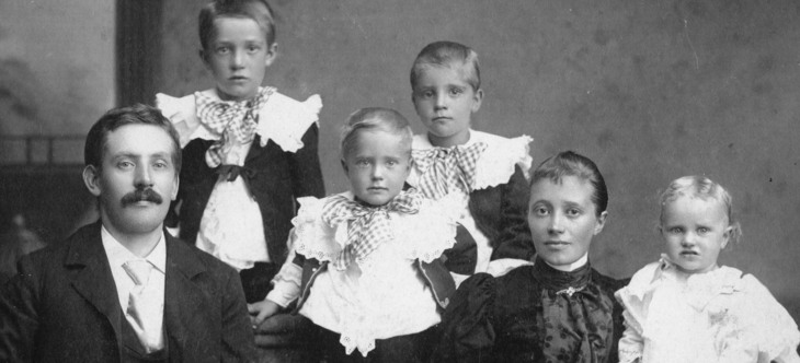 Familjeporträtt av mamma, pappa och fyra barn