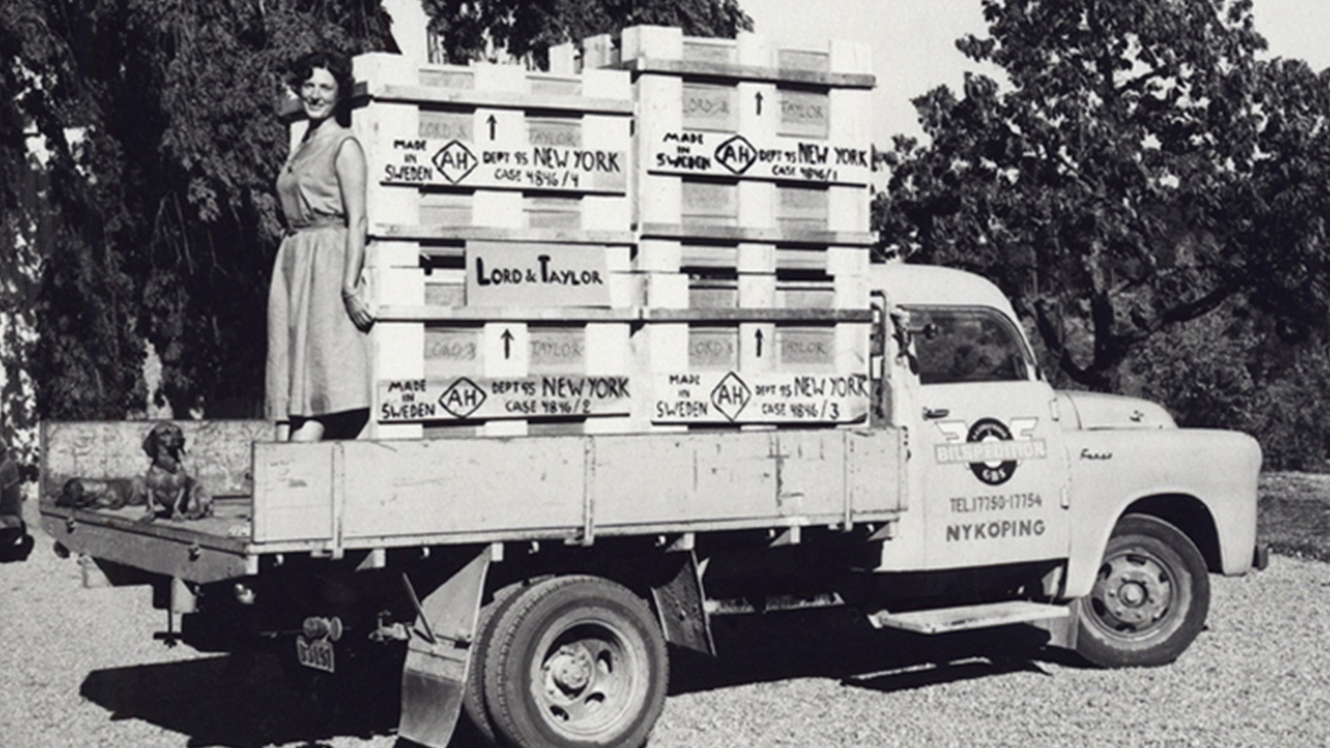 Ebba von Eckermann på en lastbild fullpackad med varor.