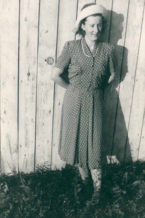 Fotografi från 1940-talet där Karin bär den gröna klänningen.
