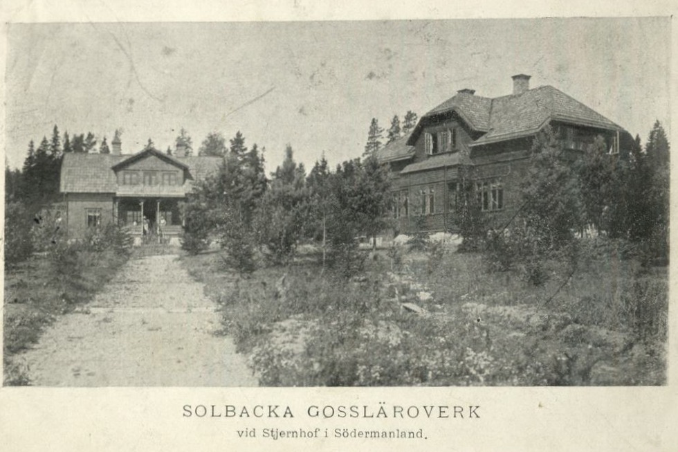 Vykort med titeln "Solbacka Gossläroverk vid Stjärnhof i Södermanland". Det visar två hus.