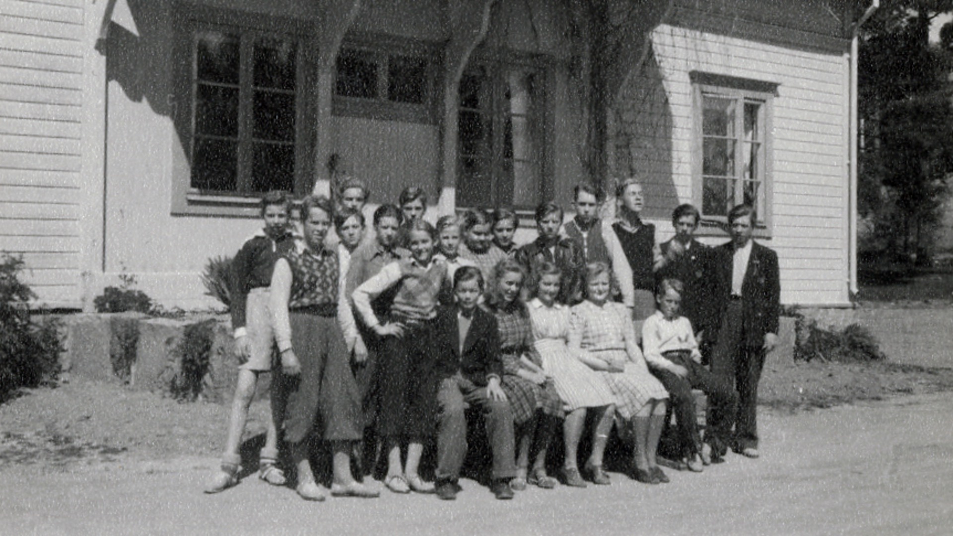 Ett svart-vitt foto som visar en grupp elever framför en elevbostad vid Solbacka Läroverk.