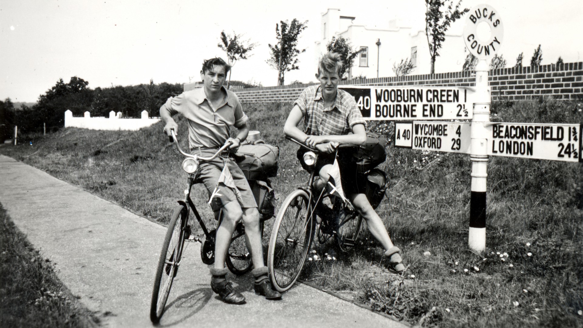 Två pojkar som hänger på sina cyklar