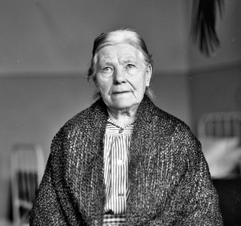 En äldre, kvinnlig patient fotograferad i sovsalen