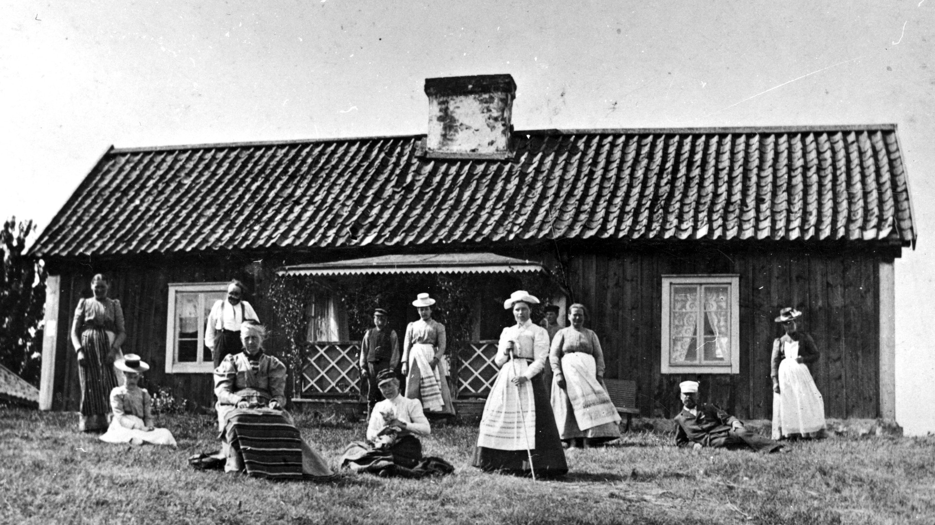 En grupp människor framför ett hus på Gamla Sävsundet på Långölandet