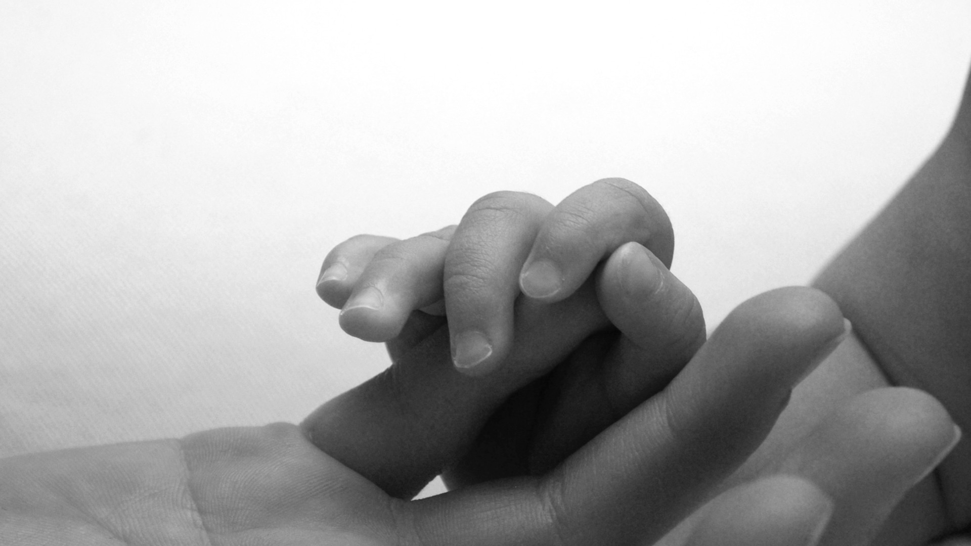 Närbild av en barnhand och en större hand