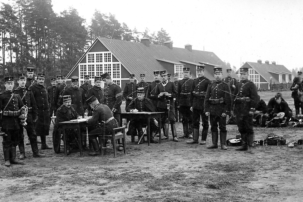 Soldater står runt två bord medan de registreras under en försöksmobilisering.