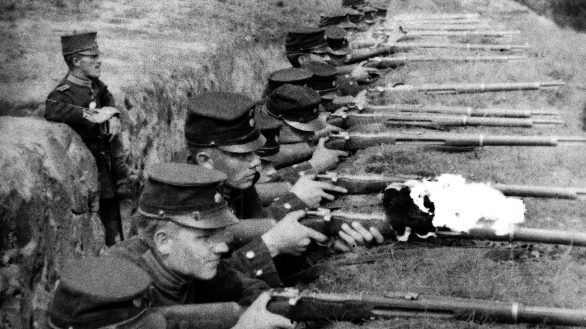 Soldater i skyttegraven under en övning