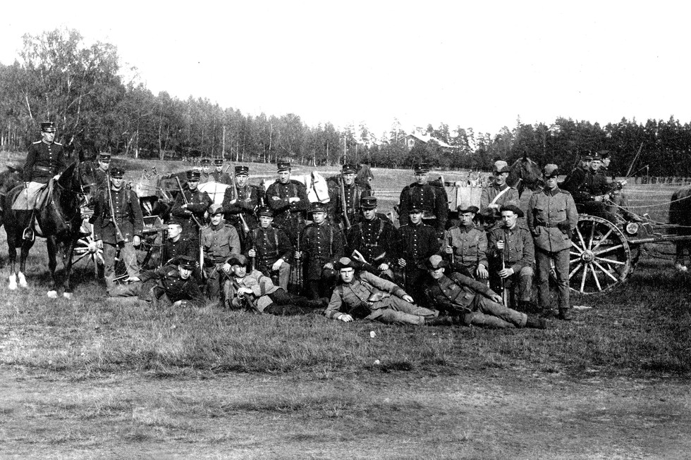 En grupp soldater, på vänster sidan en soldat på häst.