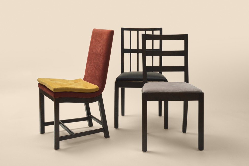 Foto på tre olika stolar, till vänster står en stol polstrad med rött tyg och en gul kudde. 
