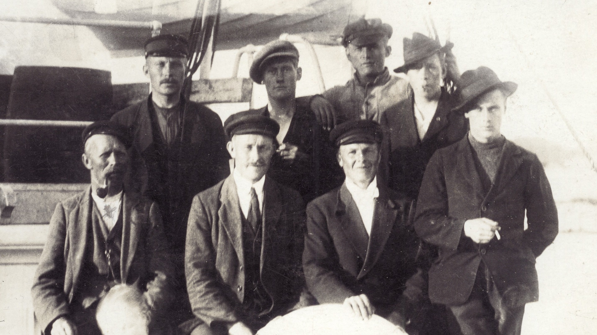 En grupp män som är besättningen på Kyrö år 1919